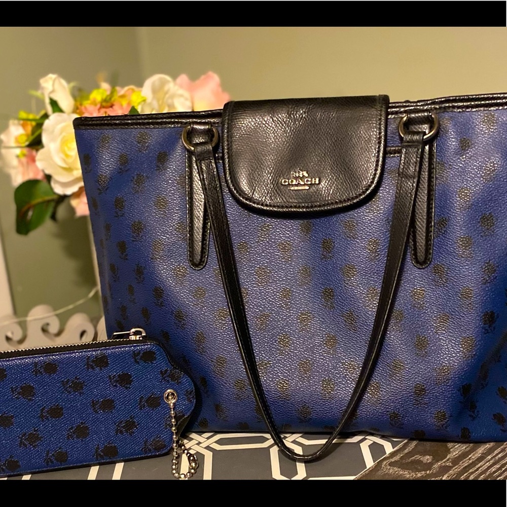 *** Very unique ***COACH floral design tote and matching wristlet